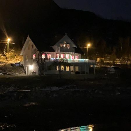 Kvaloya Apartment By The Sea Tromso Bagian luar foto