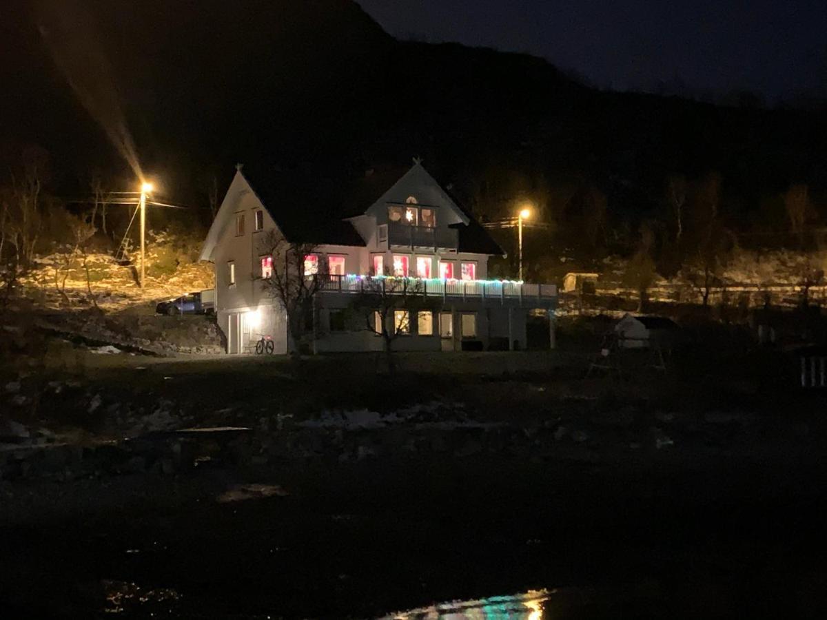 Kvaloya Apartment By The Sea Tromso Bagian luar foto